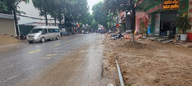 Vẻ nhếch nhác của dự án chỉnh trang, cải tạo đường Nguyễn Gia Thiều khi trời mưa.
