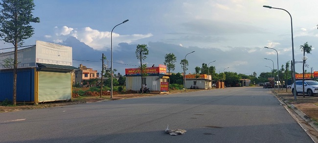 Chính quyền phường Phú Lương, quận Hà Đông đã tạo điều kiện cho hàng chục “nhà container” mọc trái phép trên khu đất đấu giá.
