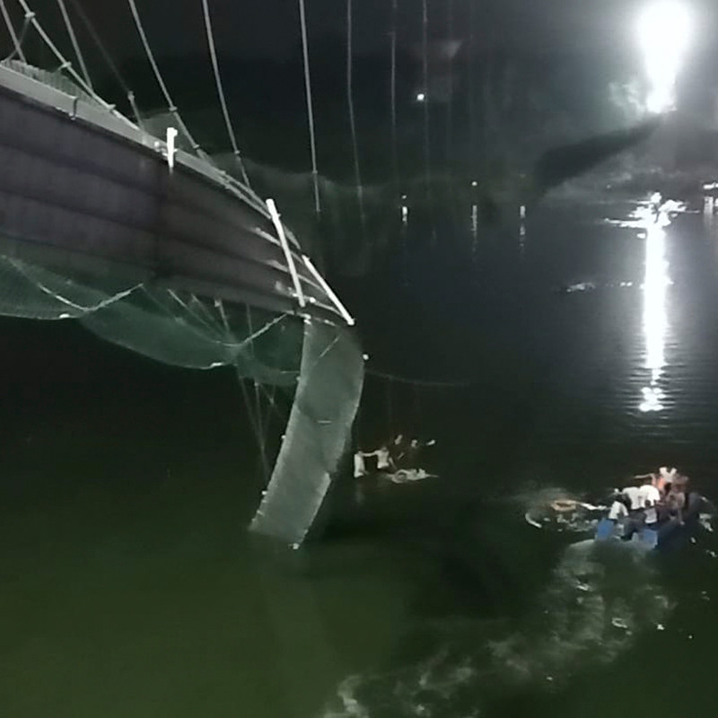 Hình ảnh được cắt ra từ video ghi lại vụ sập cầu (Nguồn: WJLA)
