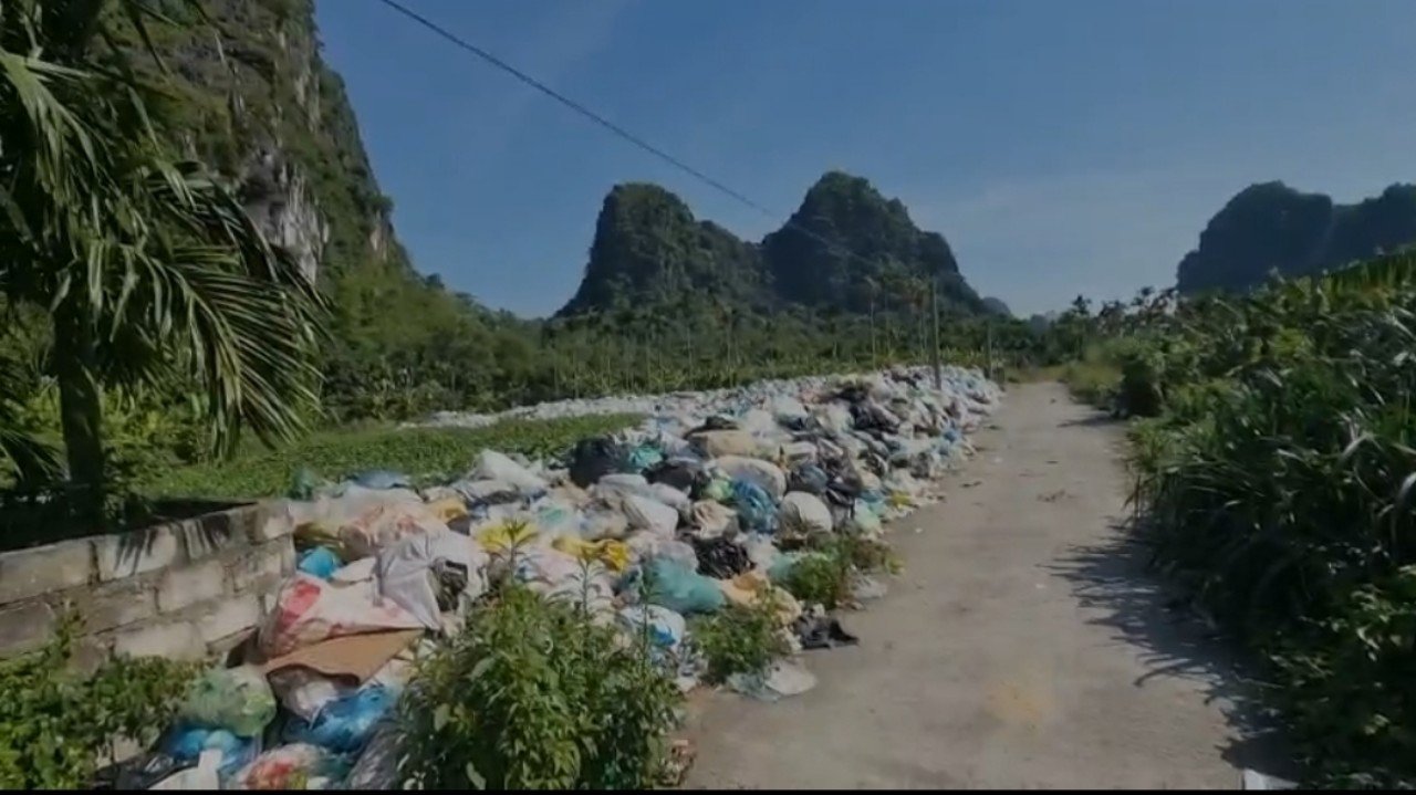 Bãi rác rộng hàng nghìn m², không có hệ thống xử lý, thu gom nước thải, gây ô nhiễm môi trường tại làng Mai, xã Liên Khê.
