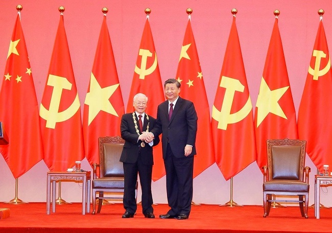 Tổng Bí thư, Chủ tịch nước Trung Quốc Tập Cận Bình trao Huân chương Hữu nghị, huân chương cao quý nhất của Trung Quốc dành cho người nước ngoài, tặng Tổng Bí thư Nguyễn Phú Trọng. (Ảnh: TTXVN)
