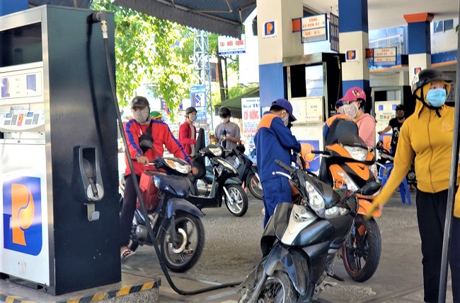 Hiện tình trạng bán hàng tại các cây xăng ở Đà Nẵng vẫn đang diễn ra bình thường.

