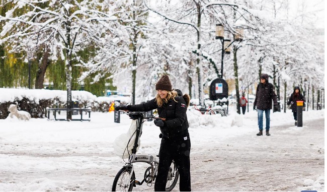 Một người phụ nữ đẩy chiếc xe đạp của mình trên con đường đầy tuyết ở Stockholm, Thụy Điển vào ngày 21 tháng 11 năm 2022 (Nguồn: Xinhua)
