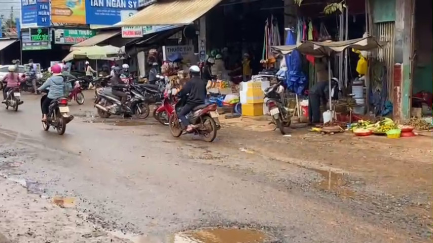 Sau mỗi trận mưa nhỏ, chợ cũ Pơng Drang trở nên nhem nhuốc, bẩn thỉu
