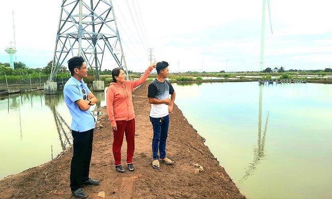 Bà Trương Mũi Sò trao đổi với PV trong việc đền bù thu hồi đất trong Dự án điện gió số 2 – Sóc Trăng.
