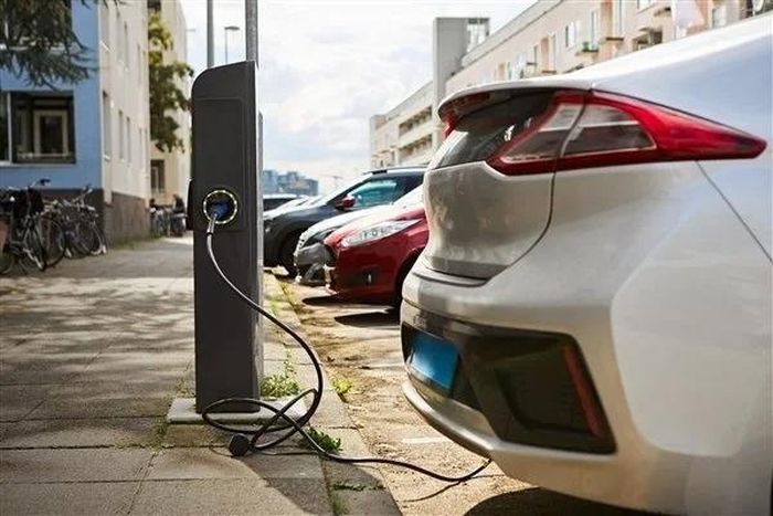 Với các quốc gia có hệ thống điện phụ thuộc, việc sạc xe điện cũng gây ra nhiều áp lực. Nguồn: Reuters
