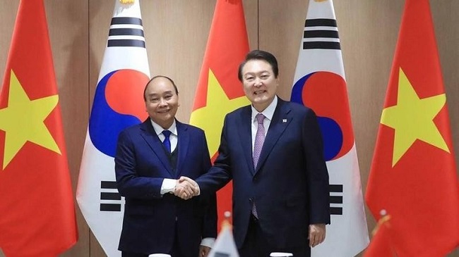 Chủ tịch nước Nguyễn Xuân Phúc hội đàm với Tổng thống Hàn Quốc Yoon Suk Yeol. Ảnh: TTXVN
