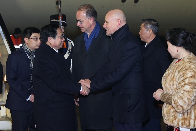 Đại sứ Hà Lan tại Việt Nam Kees van Baar; Vụ trưởng vụ Lễ tân, Bộ Ngoại giao Hà Lan Dominique Kuhling đón Thủ tướng tại chân cầu thang máy bay.
