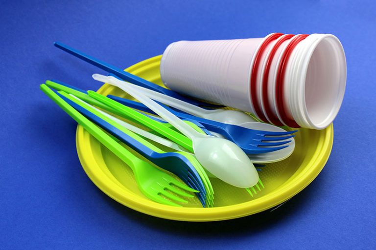 Đồ nhựa dùng một lần bao gồm dao kéo, đĩa và cốc polystyrene sẽ bị cấm ở Anh nhằm giảm ô nhiễm nhựa (Nguồn: Getty Images)
