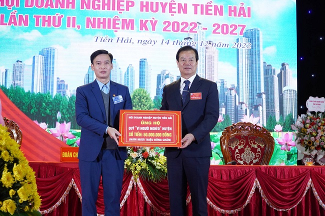 Lãnh đạo Hội Doanh nghiệp huyện trao số tiền 50 triệu đồng ủng hộ Quỹ vì người nghèo huyện Tiền Hải. 
