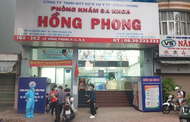 Phòng khám đang trong thời gian bị đình chỉ hoạt động, nhưng vẫn ngang nhiên hoạt động khám chữa bệnh trái phép.
