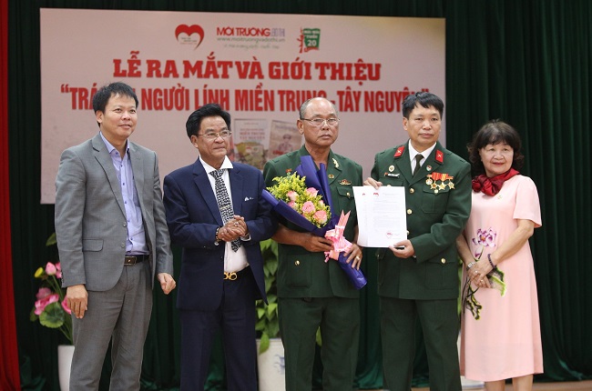 Đại tá, CCB, nhà văn Đặng Vương Hưng, người sáng lập CLB “Trái tim người lính Việt Nam”trao quyết định thành lập câu lạc bộ Trái tim người lính miền Trung - Tây Nguyên.
