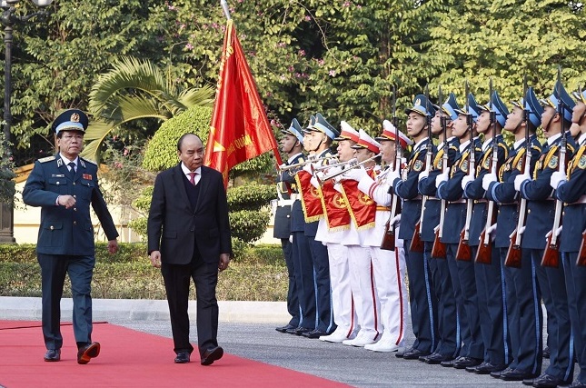 Chủ tịch nước Nguyễn Xuân Phúc duyệt đội danh dự Quân đội nhân dân Việt Nam. Ảnh: Thống Nhất - TTXVN
