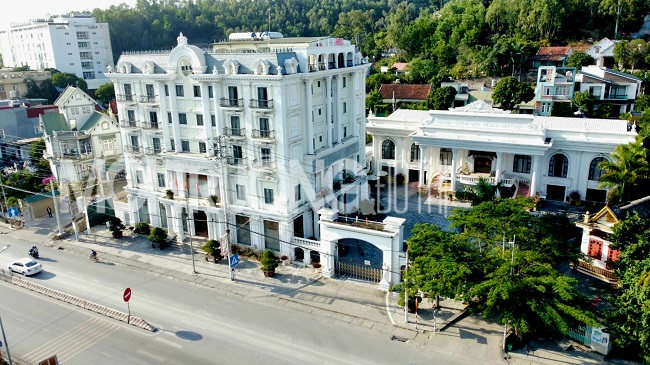 Việc buông lỏng quản lý của chính quyền đã tạo điều kiện cho doanh nghiệp “hô biến” đất Dự án xây nhà chung cư cọc 7 thành Khách sạn – Nhà hàng trái phép.
