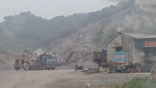 Công ty TNHH Trường Phước vẫn khai thác rầm rộ tại mỏ đá Hòn Tìn để bán ra ngoài mặc dù đã bị ngừng sử dụng hoá đơn.
