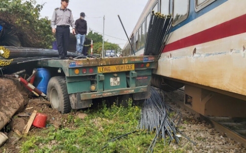 Hiện trường vụ tai nạn tàu SE5 va xe đầu kéo tại lối đi tự mở trên địa bàn huyện Thường Tín vào 28/1/2023. (Ảnh: Internet)
