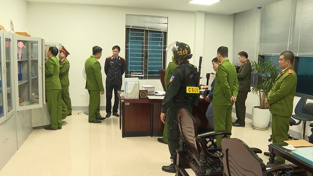 Cơ quan CSĐT Công an tỉnh Phú Thọ tiên hành khám xet chỗ làm việc của đối tượng Phùng Mạnh Duẩn, Giám đốc Trung tâm đăng kiểm xe cơ giới số 19-01V.

