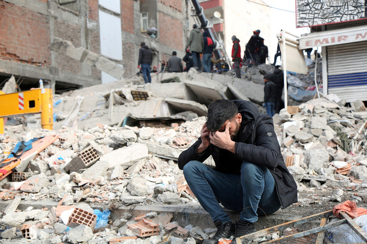 Người đàn ông đau khổ tại hiện trường một tòa nhà bị sập do động đất ở TP Diyarbakir, Thổ Nhĩ Kỳ ngày 8/2 - Ảnh: Reuters

