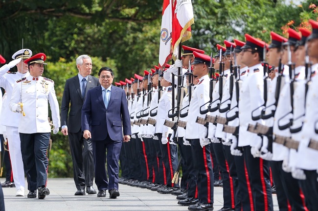 Thủ tướng Phạm Minh Chính và Thủ tướng Singapore Lý Hiển Long duyệt Đội danh dự Quân đội Singapore. Ảnh: ITN
