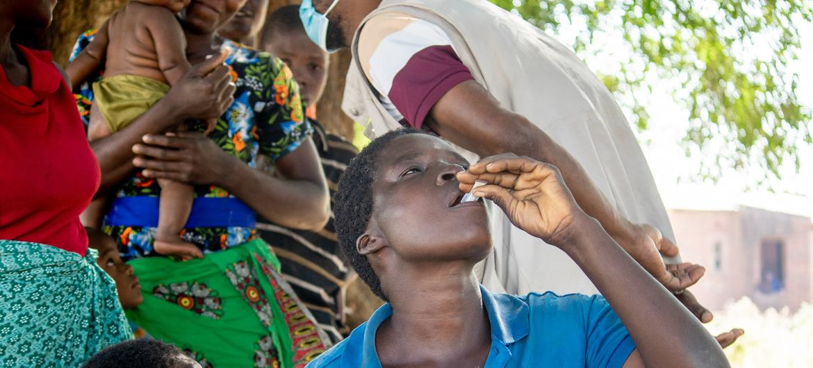 Người dân đang uống vắc-xin tả trong chiến dịch tiêm vắc-xin tả của UNICEF tại làng Misili, huyện Chikwawa, Malawi. Ảnh: UN News
