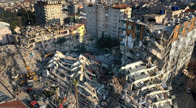 Các đội cứu hộ di dời các mảnh vỡ từ những tòa nhà bị phá hủy ở Antakya, đông nam Thổ Nhĩ Kỳ để tìm kiếm nạn nhân động đất bị mắc kẹt. Ảnh: AP
