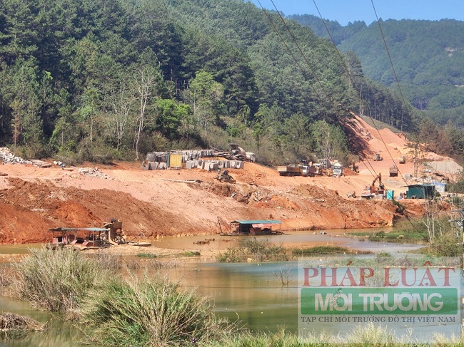 Sà lan của một DN đang khai thác cát trái phép, không phép tại Khu du lịch quốc gia hồ Tuyền Lâm, Tp. Đà Lạt.
