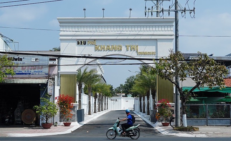 Khu phố Khang Thị của Công ty địa ốc P&G nằm trên đường Nguyễn Huệ (phường 2, TP Vĩnh Long, tỉnh Vĩnh Long).

