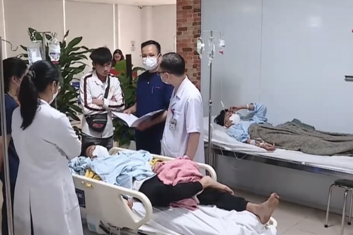 Công nhân ngộ độc khí Methanol đang được điều trị tại Bệnh viện Bạch Mai. (Ảnh: Sở Thông tin và Truyền thông Bắc Ninh).
