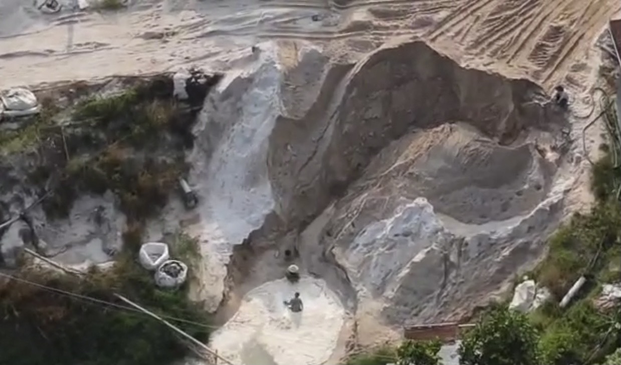 Bãi tập kết hút, rửa cát này nằm cách Ủy ban nhân dân xã Lộc An chỉ chưa đầy 1km.
